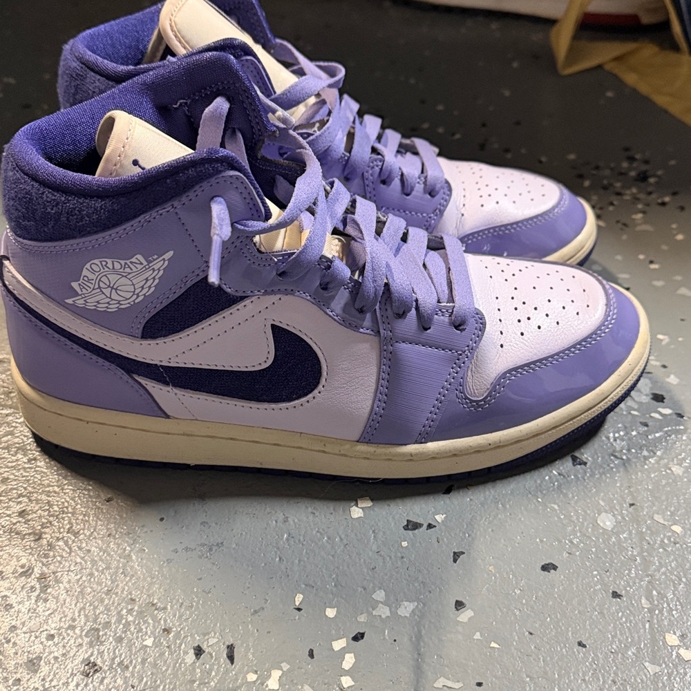 Air Jordan 1 Mid Women's Sneakers in Lavender and Deep Purple - Picture 3 of 5
